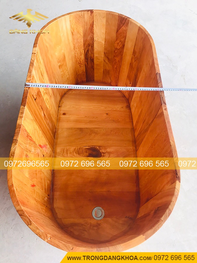 Bồn tắm gỗ được thiết kế đặc biệt và tiện lợi khi sử dụng