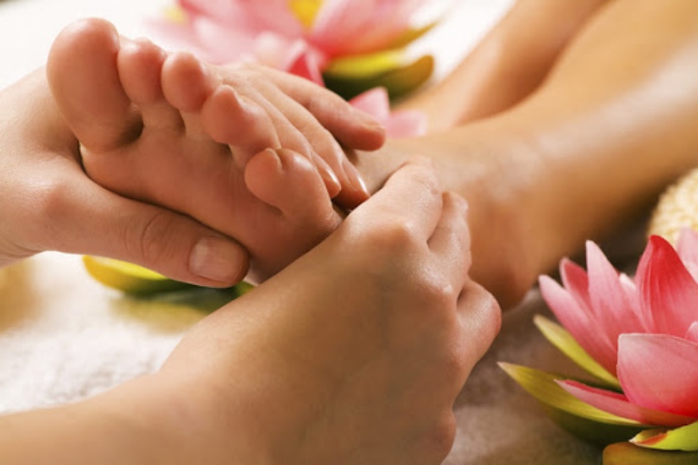 Chữa gai gót chân tại nhà bằng cách bấm huyệt